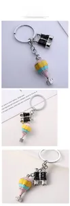 Detailaufnahme eines Metall-Heißluftballons und Fernglas-Schlüsselanhängers mit Strass