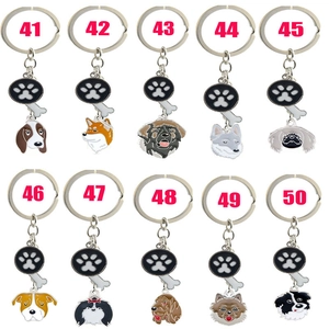 Set di dieci portachiavi assortiti con razze di cani, anelli metallici e ciondoli a osso