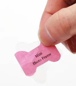 Detailansicht DIY Mini-Fotorahmen Anhänger mit rosa Schleife für Katzen- und Hundehalsbänder