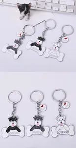 Vue détaillée du porte-clés Schnauzer en métal avec pendentif os et breloque chien