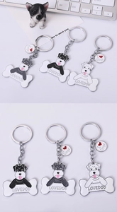 Détail de porte-clés Schnauzer en émail avec charms os et étiquettes I Love Dogs