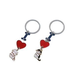 Cute DIY zinc alloy enamel cat keychains with red heart pendants for couples