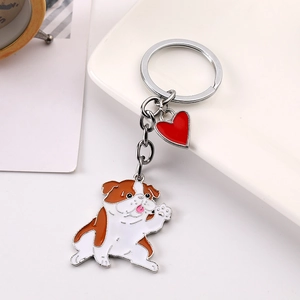 Détail du porte-clés bouledogue en émail avec petit pendentif coeur rouge et anneau