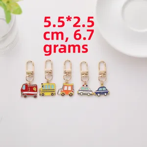 Lot de 5 porte-clés véhicules de dessin animé dont taxi et pompier, taille 5.5x2.5cm