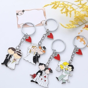 Porte-clés mariage couple dessin animé avec cœurs en alliage de zinc pour cadeaux