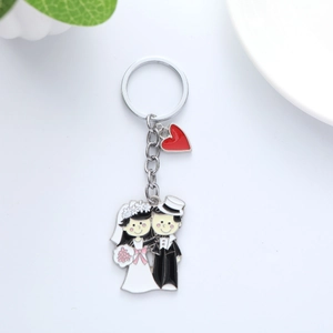Détail d'un porte-clés de mariage créatif avec pendentif cœur et finition émaillée