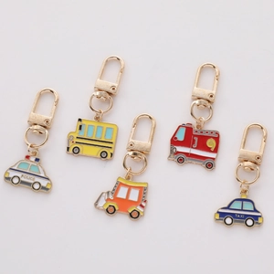 Porte-clés Créatif de Véhicule de Dessin Animé en Métal Émaillé Camion de Pompier Bus Scolaire Voiture de Police Taxi Décoration de Sac Cadeau