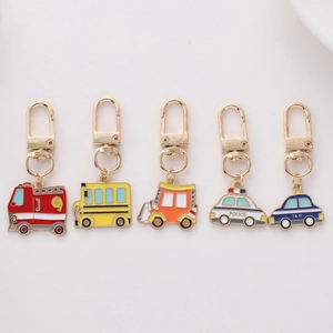 Cinq porte-clés de véhicules de dessin animé variés avec fermoirs dorés et taxi inclus