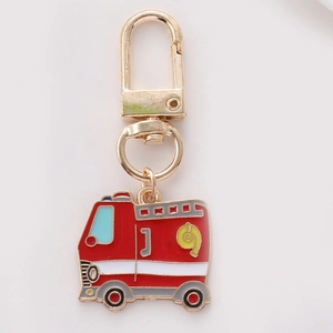 Porte-clés camion de pompier cartoon avec fermoir mousqueton doré et émail coloré