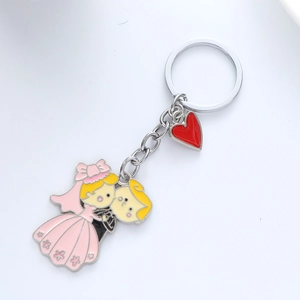 Détail macro du porte-clés en métal mariés avec pendentif en émail cœur rouge