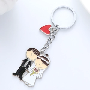 Détail du porte-clés couple de mariage dessin animé avec breloque cœur rouge