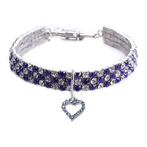 Detail eines blau-weißen Strass-Haustierhalsbands mit funkelndem Herz-Anhänger