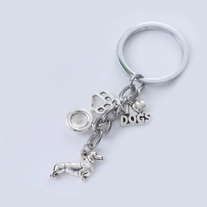 Porte-clés teckel en métal argenté avec breloque cœur I Love Dogs et patte de chien