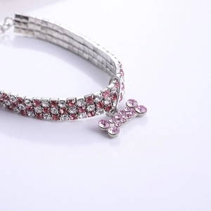 Nahaufnahme des rosa-weißen Kristall-Halsbandes mit glitzerndem Knochenanhänger