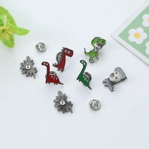 Set de pin's dinosaures en émail vert avec fermoirs papillon et détails en métal