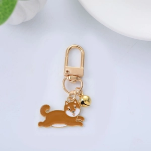 Gros plan du porte-clés Shiba Inu avec émail marron, clochette et fermoir mousqueton
