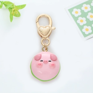 Vue détaillée du porte-clés cochon rose avec pendentif coeur doré et fermoir
