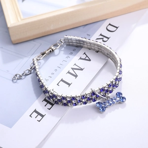 Funkelndes Haustierhalsband mit blau-weißen Zirkonen und Knochenanhänger auf Karte