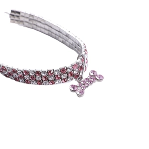 Funkelndes Haustierhalsband mit drei Reihen rosa-weißen Strasssteinen und Knochenanhänger