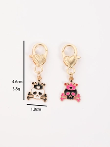 Détail du porte-clés chat squelette d'Halloween montrant une hauteur de 4,6 cm