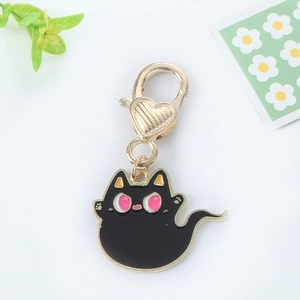 Pendentif chat noir émail avec bord doré et fermoir mousqueton en forme de coeur