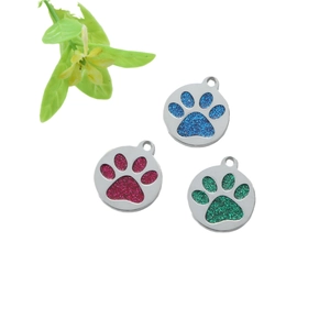 Medagliette rotonde per animali con impronte glitterate in blu, rosso e verde metallo