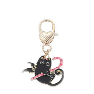 Porte-clés chat noir d'Halloween avec ailes mauves et fermoir en forme de coeur en métal