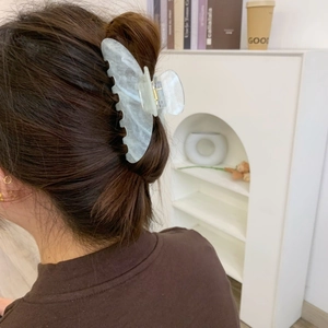 Eleganter Haarklammer aus Acetat mit grauem Marmormuster für stilvolle Frisuren