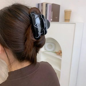 Pince à cheveux cœur en PVC noir avec motifs de nuages pour coiffure élégante