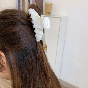 Französische Haarspange aus Acetat in Perlweiß für elegante Half-up-Frisuren im Detail