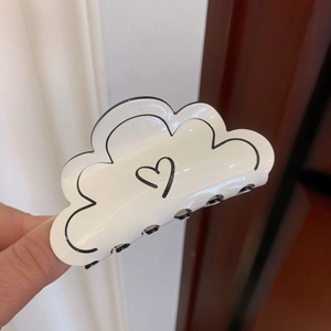 Pince à cheveux blanche en forme de nuage avec motif cœur et bordure noire