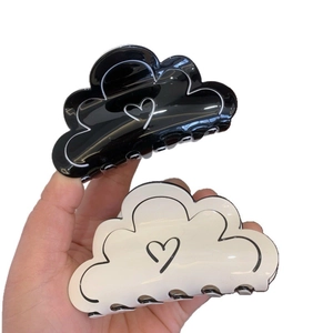 Pinces à cheveux en forme de nuage avec motif cœur en noir et blanc crème