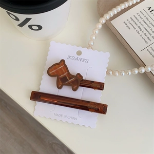 Détail d'un lot de barrettes à cheveux en acétate marron avec motif à carreaux chic