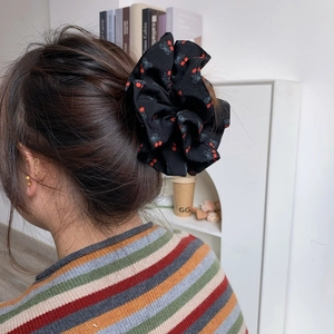 Chouchou noir style coréen avec motif cerises oranges et nœuds pour coiffure volumineuse