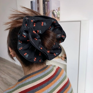 Chouchou géant noir style coréen avec motifs de cerises rouges et nœuds bleus pour femme