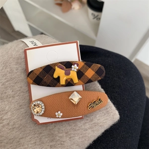 Détail du set barrette à carreaux jaune cheval et pince en velours avec strass