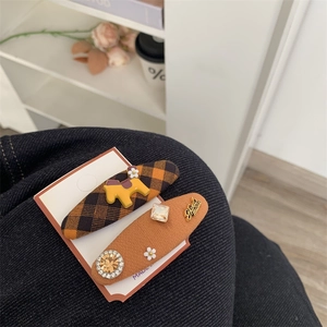 Lot de barrettes à carreaux jaunes avec détails poney et fleurs sur tissu denim