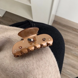 Elegante pinza per capelli con fiocco a tartaruga, cuori marroni e strass