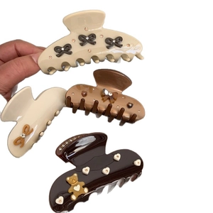 Set di mollette per capelli in acetato con orsetto e fiocco in beige e marrone