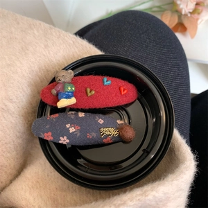 Set di fermagli per capelli con orsetto e fiori in feltro rosso e dettagli fatti a mano