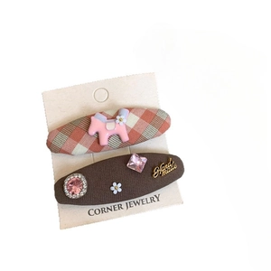 Lot de barrettes à cheveux à carreaux roses et tissu marron sur carte support