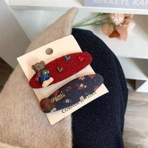 Set di due fermagli per capelli vintage a forma di orso rosso con motivi floreali