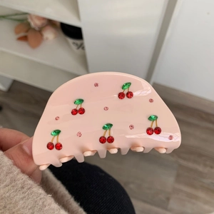 Pince à cheveux en acétate rose avec motif cerise en strass pour coiffures douces