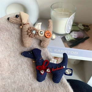 Detalle de pinzas para el pelo de perro en tela de cuadros hechas a mano con perlas