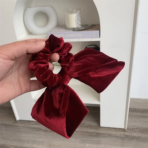Chouchou en velours bordeaux de luxe avec nœud papillon pour coiffure femme