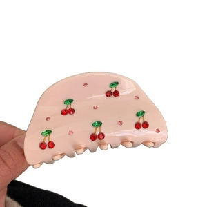 Pince à cheveux élégante en acétate rose avec strass cerise pour un style doux