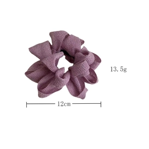 Détail du chouchou en maille texturée violette, diamètre 12cm et poids de 13,5g spécifié