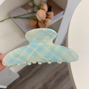 Detailaufnahme einer mittelgroßen hellblauen Haarklammer mit süßem Karomuster Design
