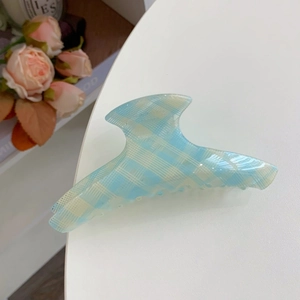 Schicke hellblau karierte Haarklammer im minimalistischen Stil für elegantes Styling