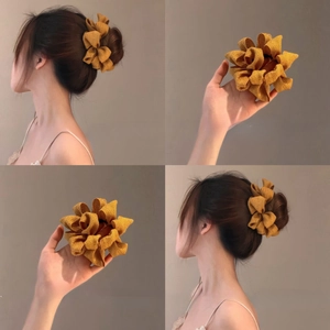 Chouchou élégant en tissu jaune moutarde avec plis superposés pour queues de cheval